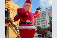 عملاق نفخ سانتا كلوز مع حقيبة هدايا زينة عيد الميلاد في الهواء الطلق