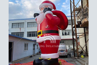عملاق نفخ سانتا كلوز مع حقيبة هدايا زينة عيد الميلاد في الهواء الطلق