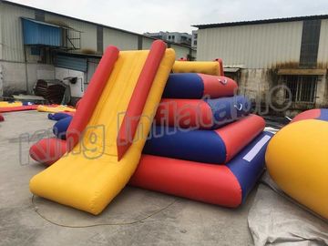OEM معدات نفخ الحديقة المائية / PVC القماش المشمع ضربة زحل لعبة المياه مع الشريحة