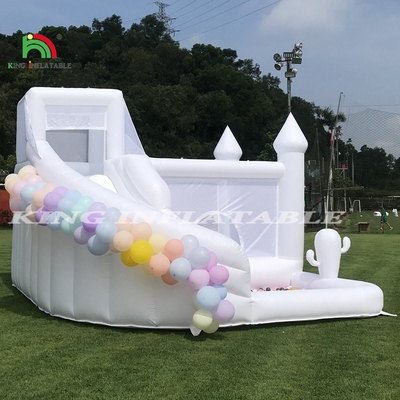 قصر متدفق أبيض ينفخ بالماء مع حفرة الكرة
